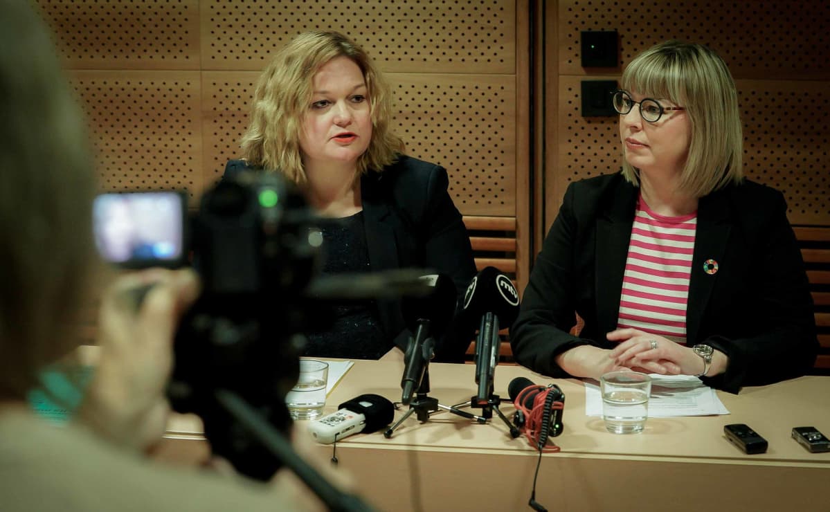 Perhe- ja peruspalveluministeri Krista Kiurun (sd.) ja sosiaali- ja terveysministeri Anna-Kaisa Pekonen (vas.)