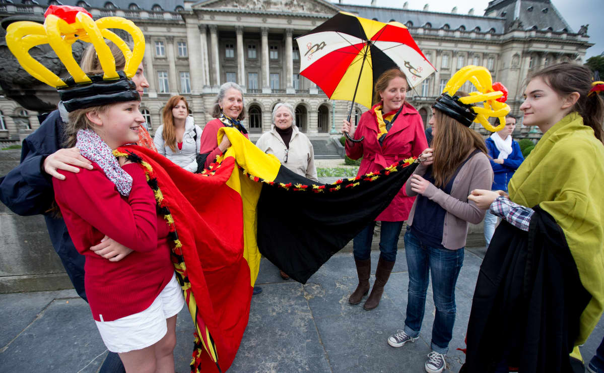 Belgiassa on perinteitä satiirille ja Godinin edustamalle ronskille huumorille. Kuningas Philippen kannattajia Brysselissä virkaanastujaisten aikaan kesällä 2013.