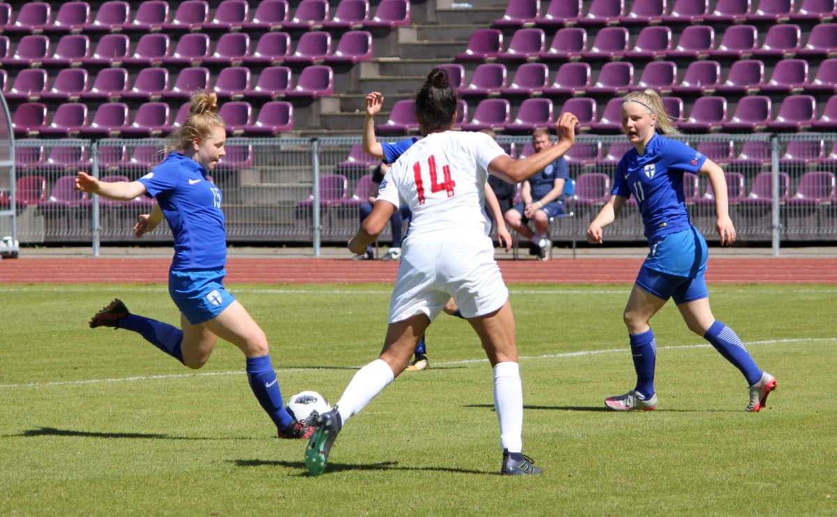 Annika Huhta tekee maalin