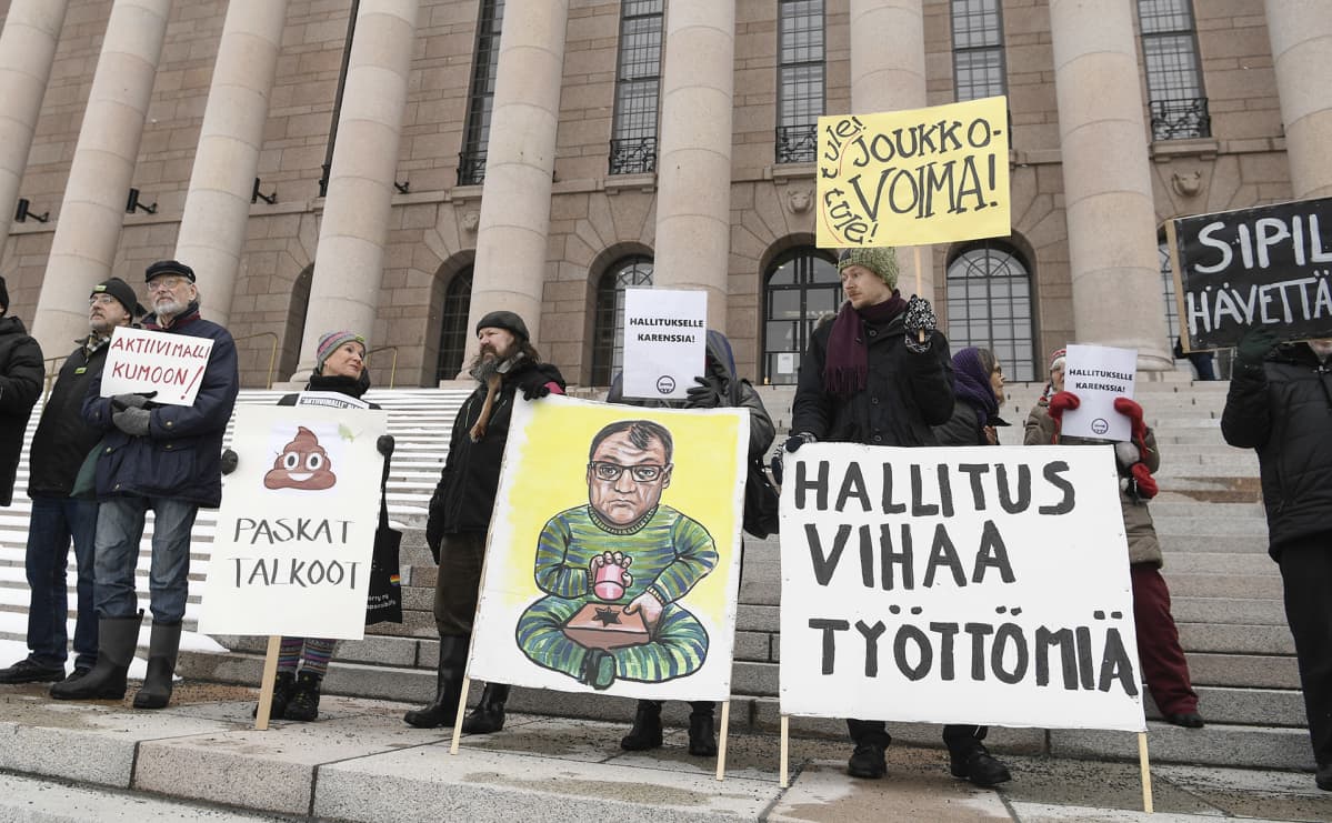 Mielenosoittajia Eduskunnan rappusilla.