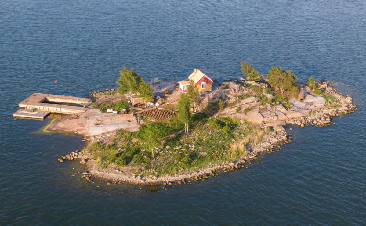 Ilmakuvassa Katajanokanluoto, luotsintupa ja laituri.