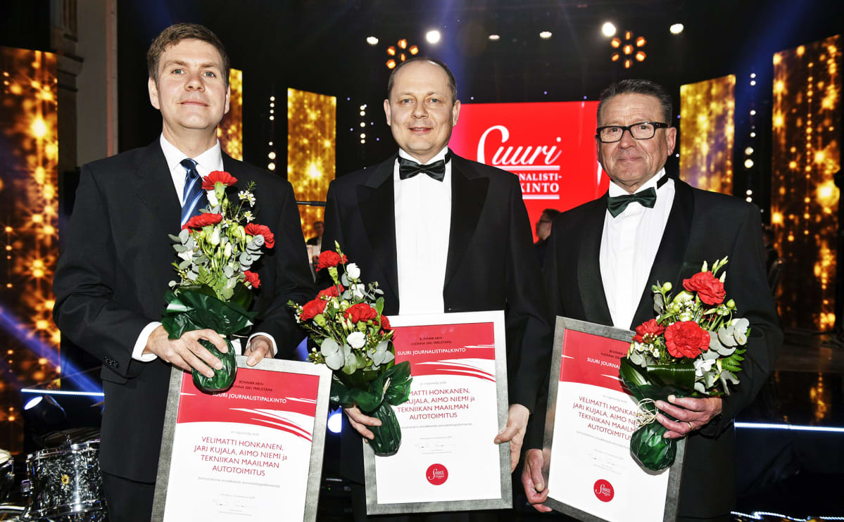 Vuoden jutuksi valitun, VW-konsernin autojen vaarallisesta turvavyöviasta kertovan jutun kirjoittajat Velimatti Honkanen, Jari Kujala ja Aimo Niemi.