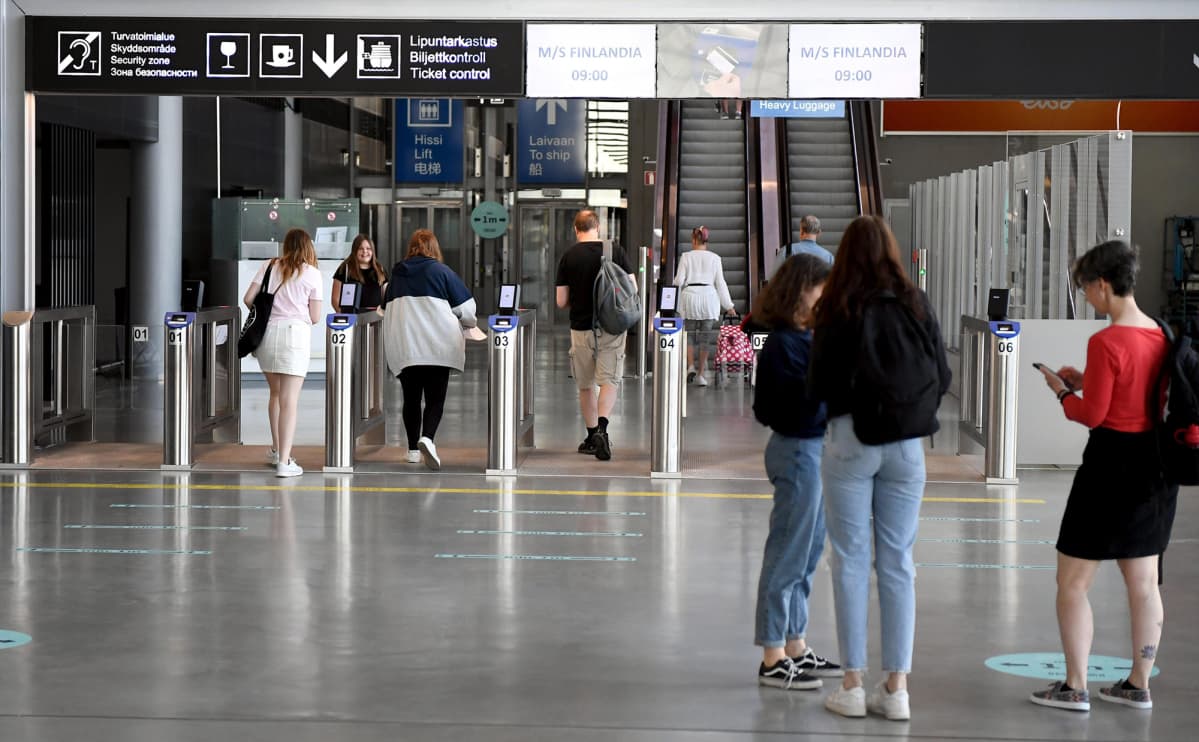 Matkustajia Helsingin Länsiterminaalissa matkalla Tallinnaan 15. kesäkuuta.