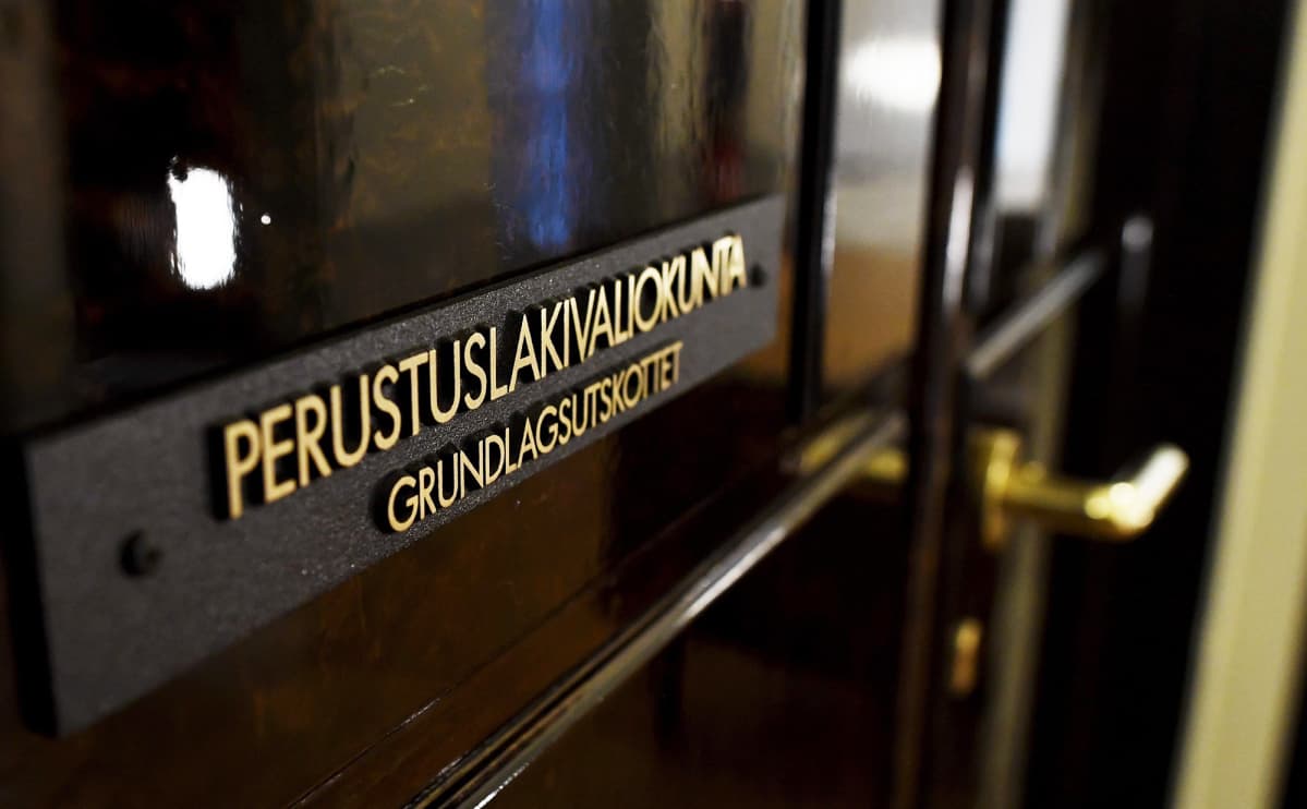 Perustuslakivaliokunnan ovi eduskunnassa Helsingissä.