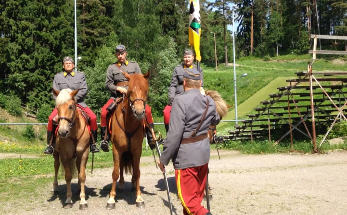Ratsumiehet Lahdessa.