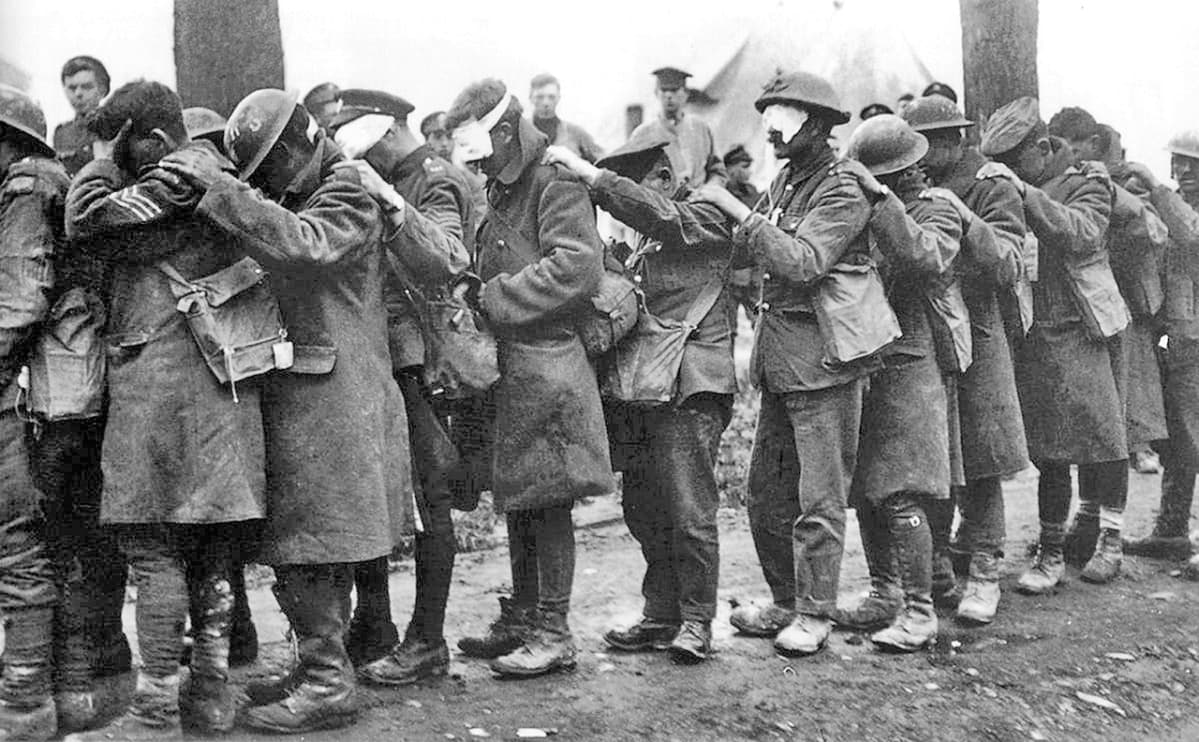 Kaasuiskussa sokeutuneita brittisotilaita 10. huhtikuuta 1918.