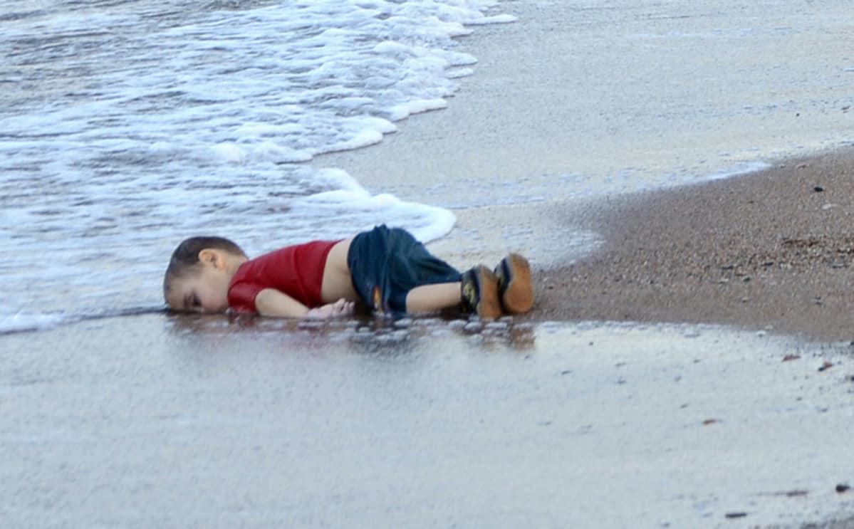 Aylan Kurdin ruumis rannalla.
