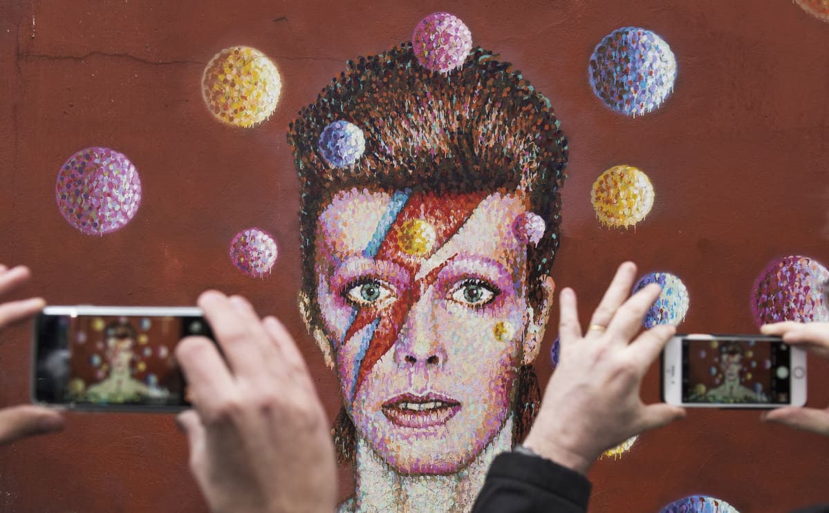 David Bowieta esittävä seinämaalaus Lontoon Brixtonissa.