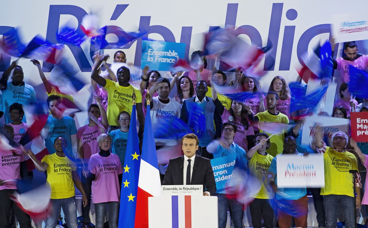 Macron kampanjatilaisuudessa.