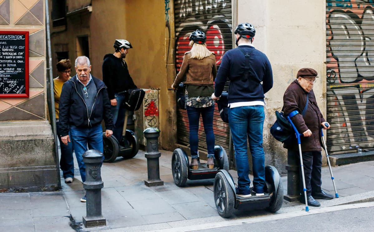Turisteja Segway-ajelulla Barcelonassa helmikuussa.