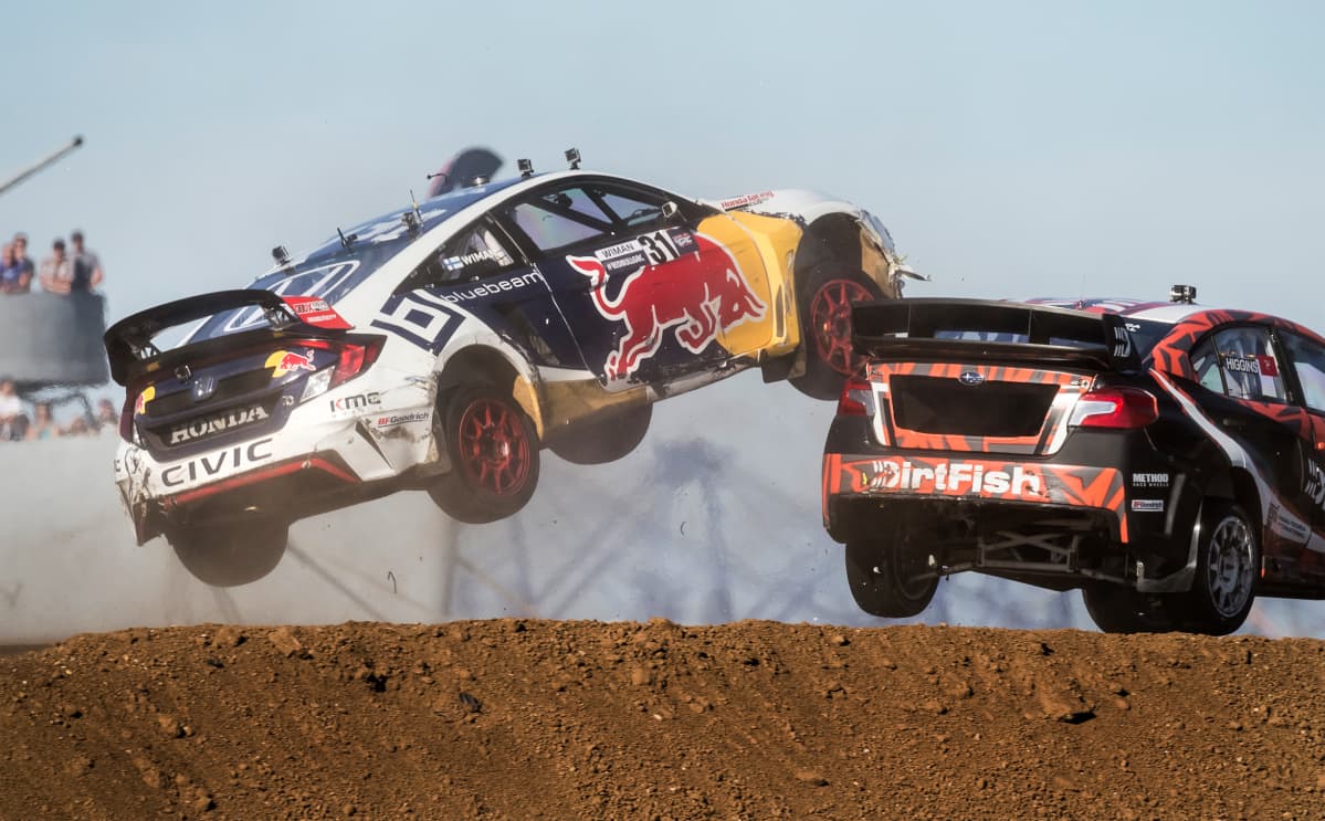 Joni Wimans bil flyger i luften i ett rallycrosslopp.