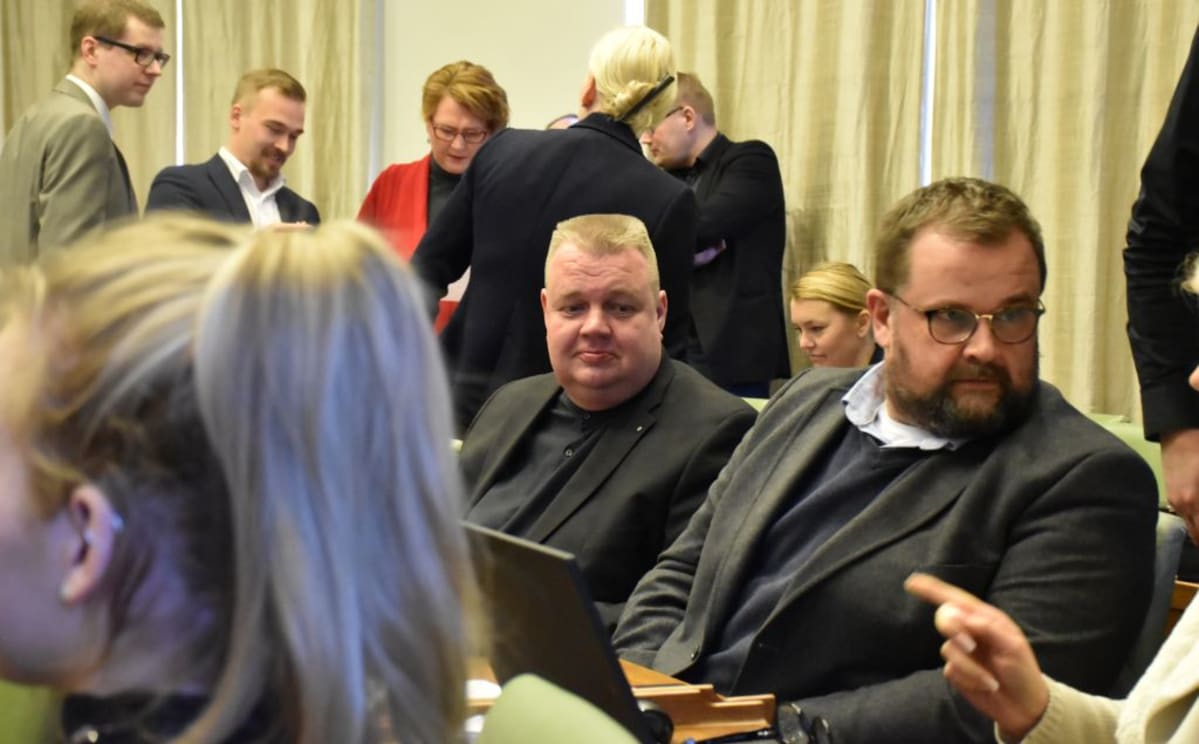 Timo Tarvainen (kok.) istuu Anttivesa Knuuttilasta (kok.) kuvassa vasemmalla.