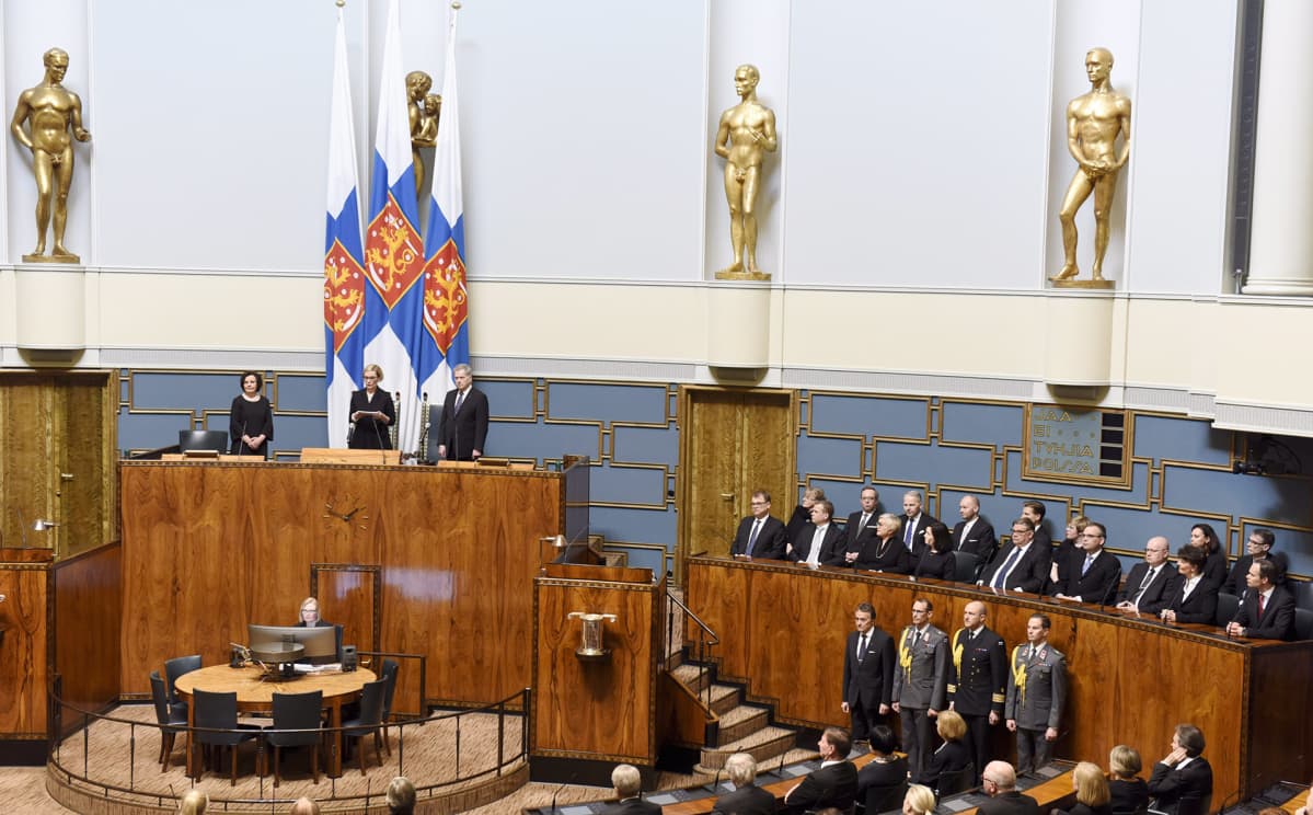 Puhemies Paula Risikko ja presidentti Sauli Niinistö istuntosalissa eduskunnan vaalikauden päättäjäisissä.