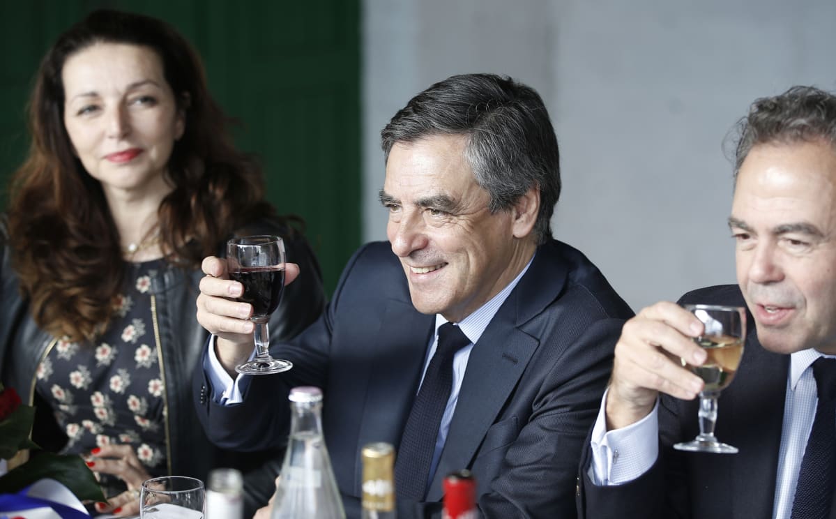 Fillon tapasi vaalikampanjakiertueellaan paikallisia viinituottajia Nimesissa, Ranskassa, maaliskuussa 2017.