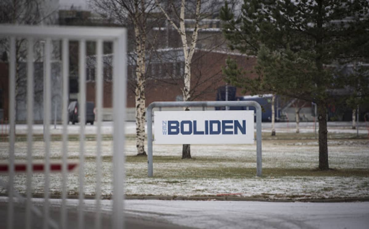 Kuvassa Bolidenin pihaa aidan takaa