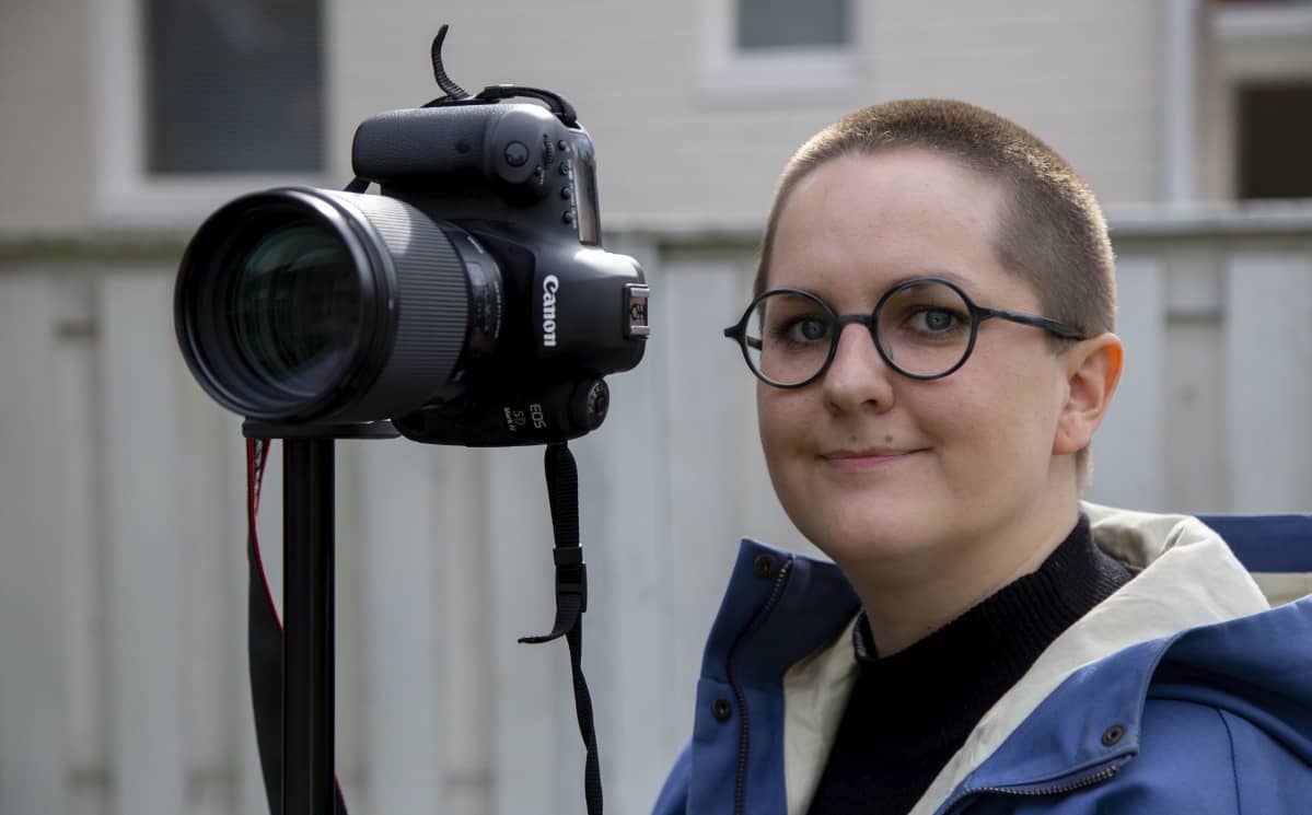 Heli Blåfield kameransa kanssa