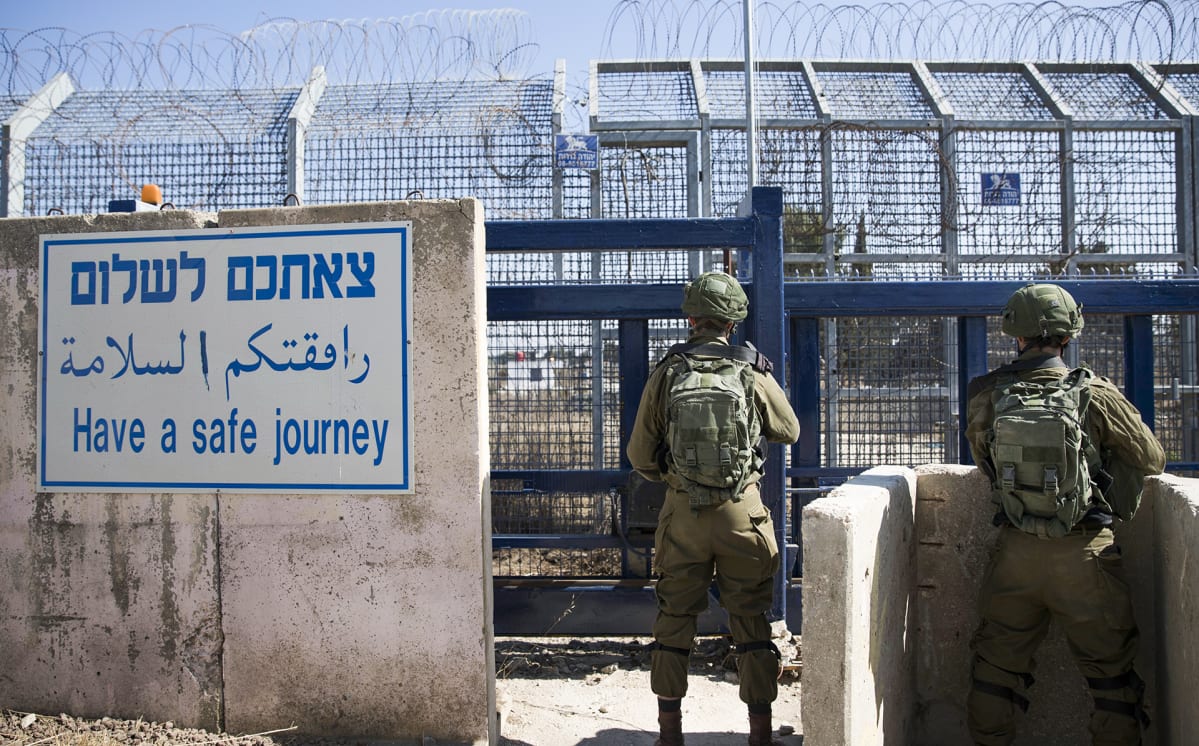 Israelilaisia sotilaita vartiossa Quneitran rajanylityspaikalla Golanin kukkuloilla.
