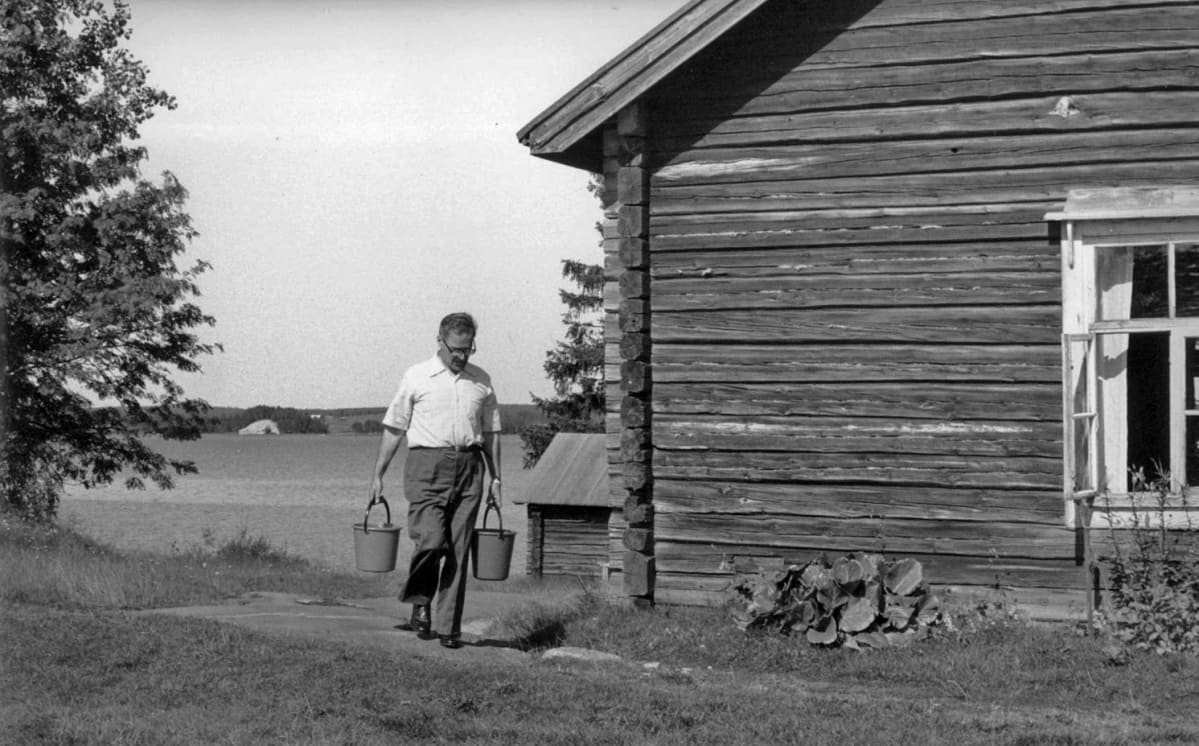Kalle Päätalo syntymäkotinsa pihamaalla noin vuonna 1977.