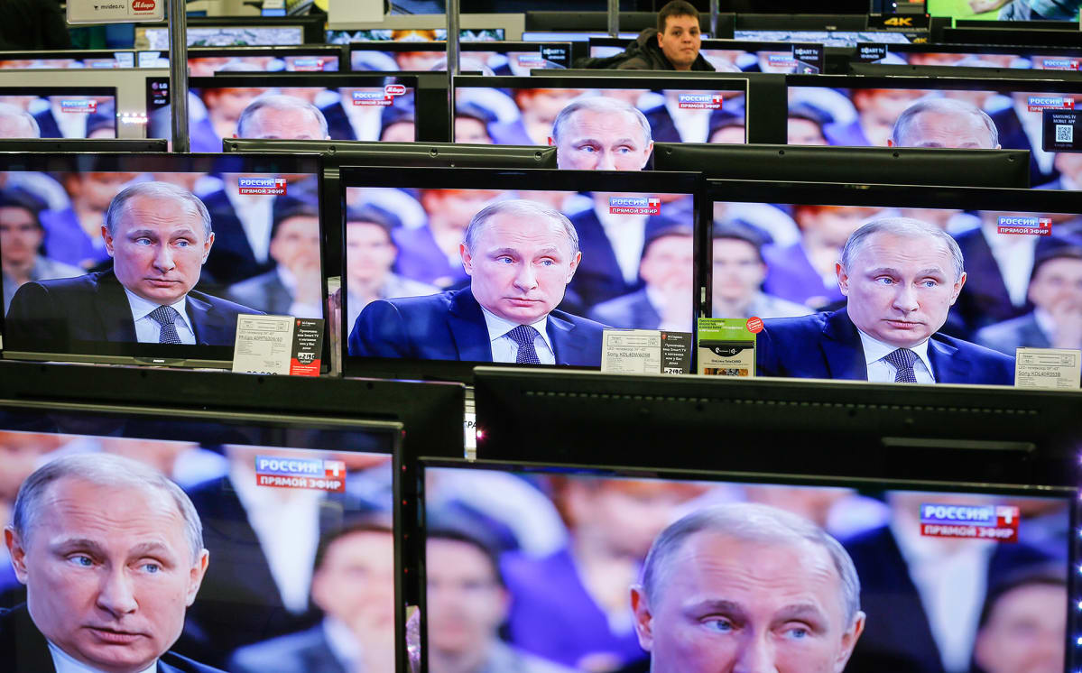 Vladimir Putin näkyy useassa televisiovastaanottimessa elektroniikkaliikkeesssä.