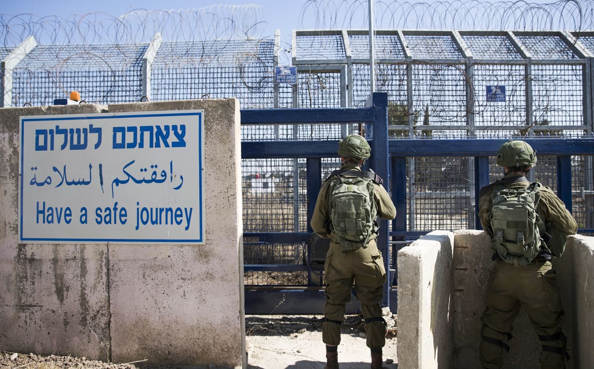 Israelilaisia sotilaita vartiossa Quneitran rajanylityspaikalla Golanin kukkuloilla.