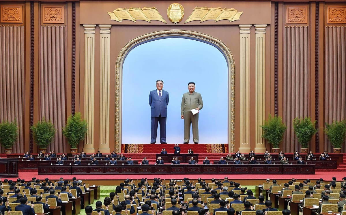 Pohjois-Korean parlamentti koolla.