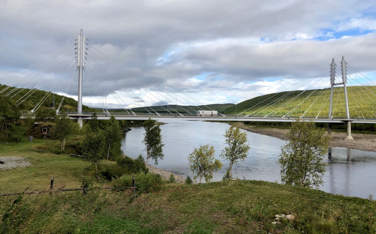 Suomen ja Norjan yhteinen kirjastoauto Girjebusse saapuu Saamen siltaa Suomeen yli Tenon. Utsjoki 3.9.2019