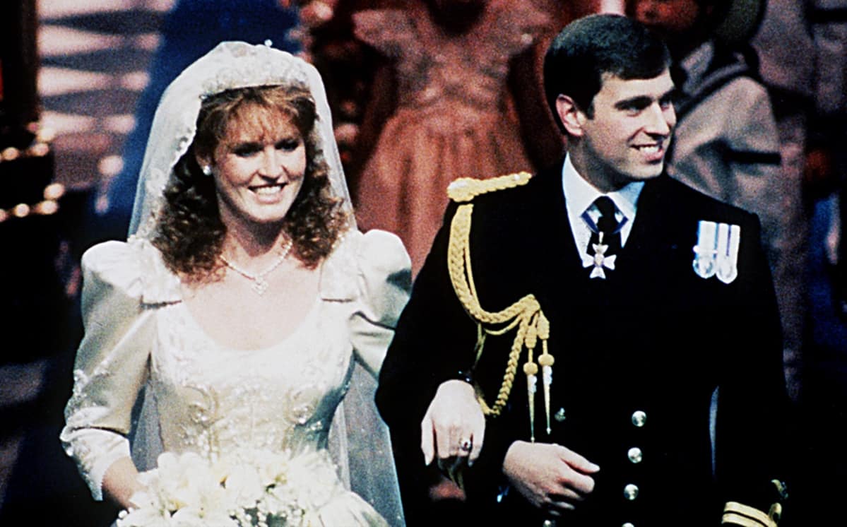 Yorkin herttua Andrew ja Yorkin herttuatar Sarah Ferguson hääpäivänään.