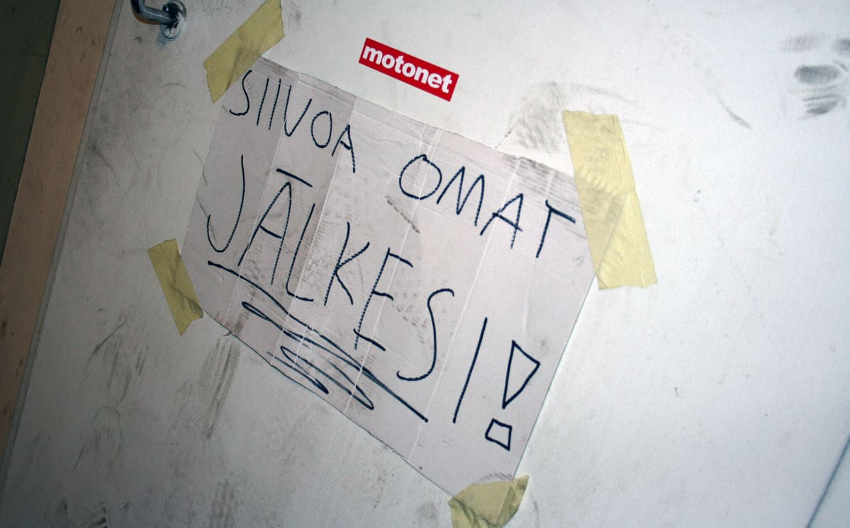 Kyltti ovessa.