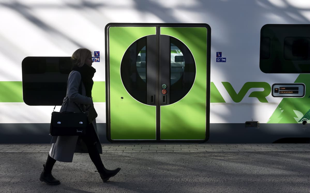 lähijuna jonka ohi kulkee nainen