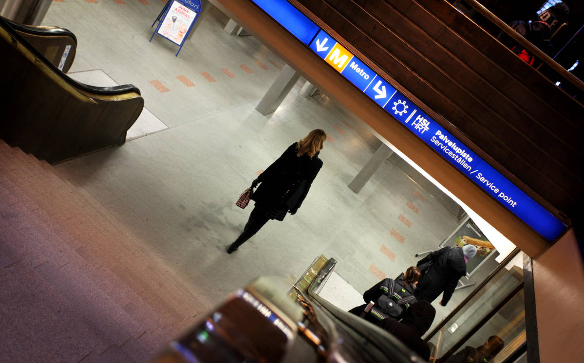 Janita Salmensuo kävelee Helsingin rautatieasemalta työpaikalleen Stockmannille tunnelin kautta.