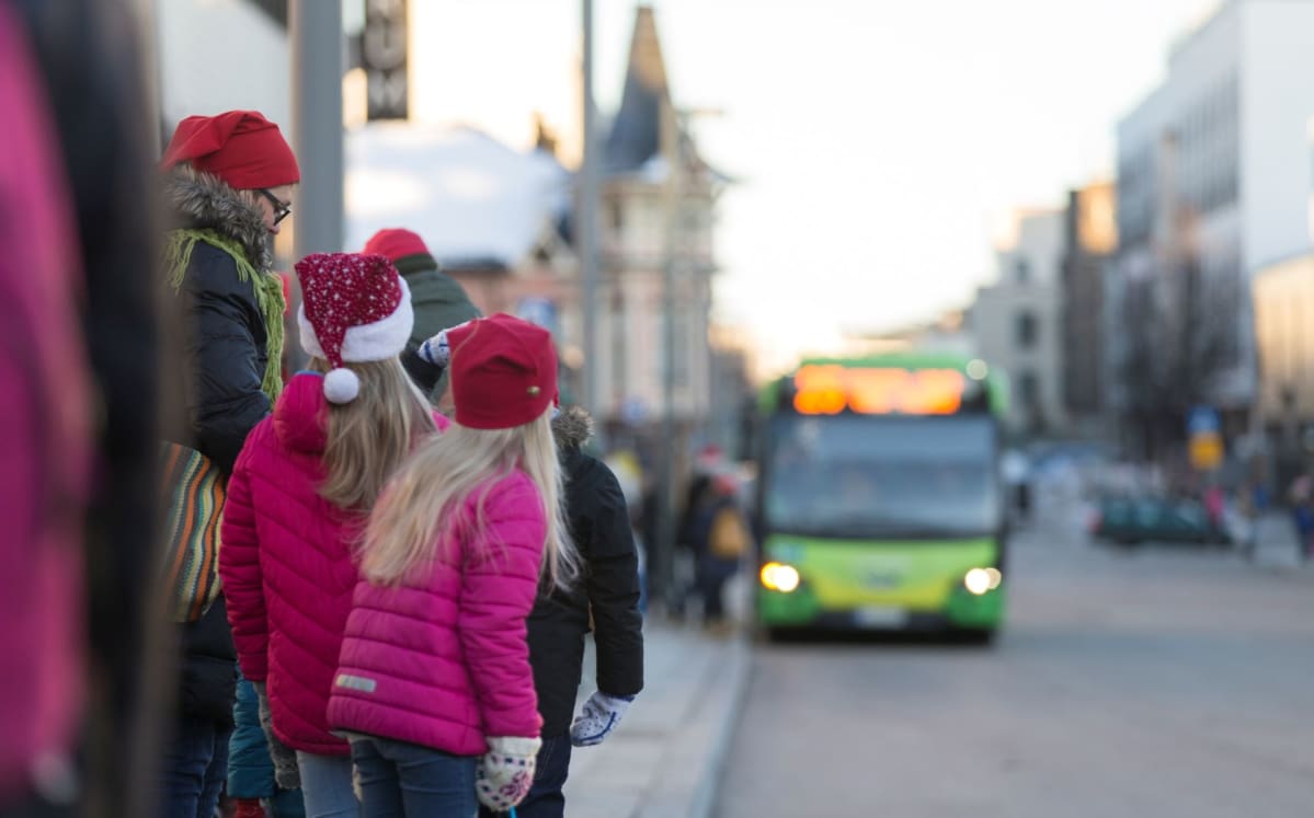 Perinteiset punalakit olivat suosituja, mutta olipa tonttulakki tehty punaisesta Hai-saappaastakin.