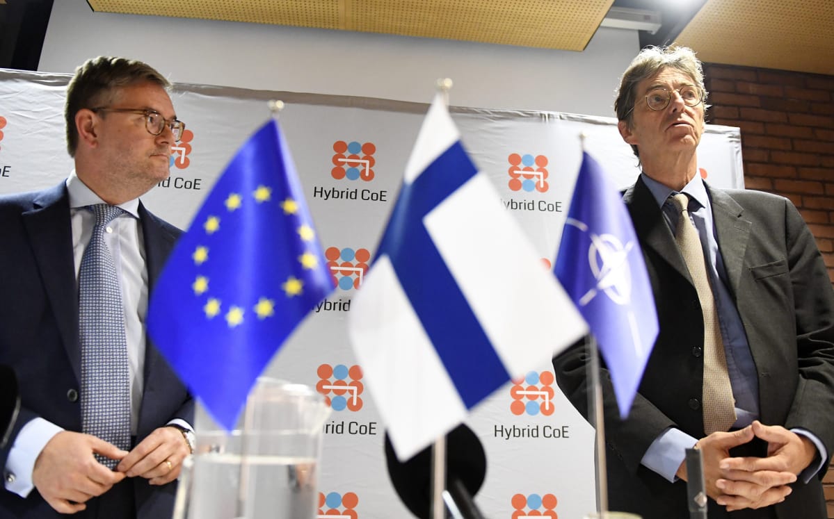 EU:n turvallisuusunionista vastaava komissaari Julian King (vas.) ja Naton apulaispääsihteeri Arndt Freytag von Loringhoven Hybrid Challenge 2017 -seminaarissa Helsingissä 6. syyskuuta