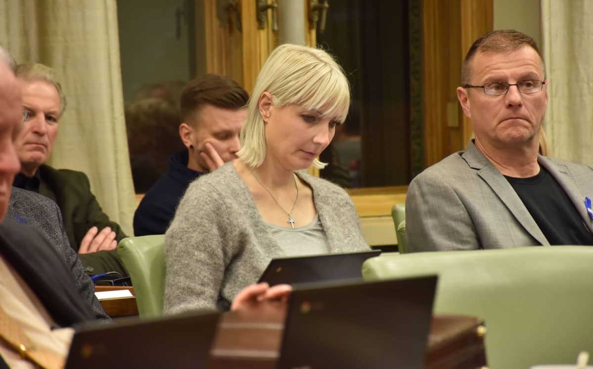 Kansanedustaja, perussuomalaisten varapuheenjohtaja Laura Huhtasaari Porin kaupunginvaltuuston kokouksessa 12.11.2018, oikealla valtuutettu Petri Huru (ps.), vasemmalla takana Ismo Läntinen (ps.), takana keskellä Anssi Salmi (ps.).