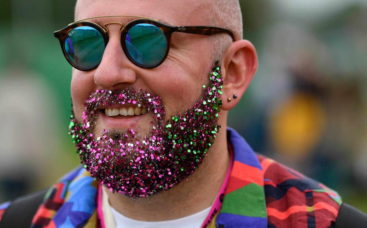 Glastonburyn yleisön edustajalla glitteriä parrassa.