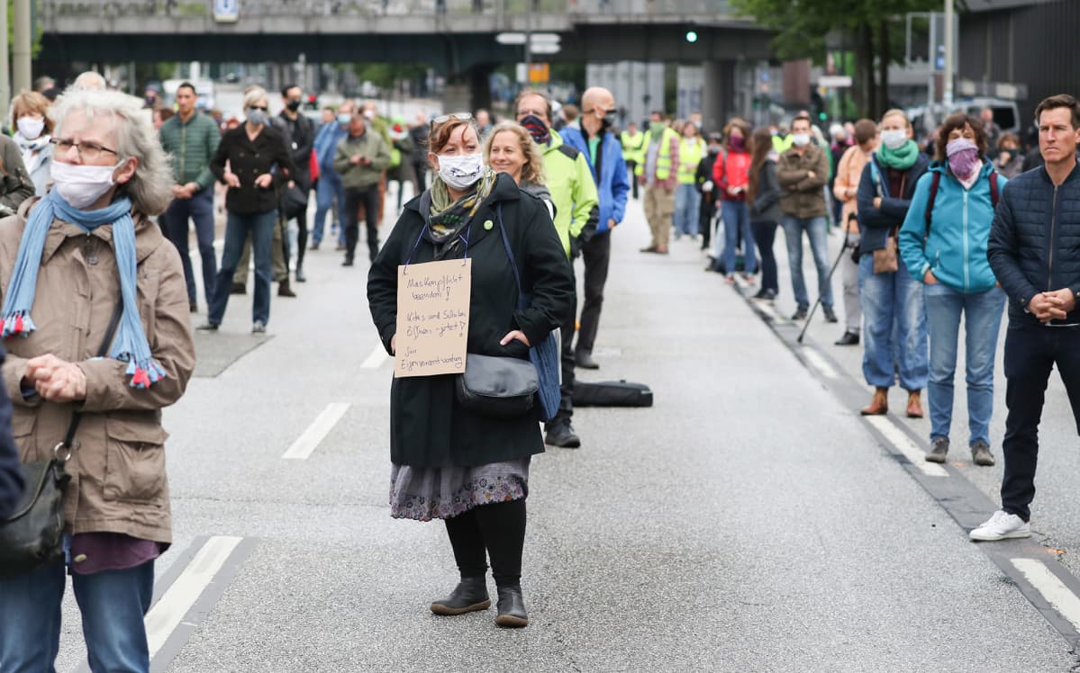 Mielenosoittajia koronan aiheuttamia rajoituksia vastaan Hampuburgissa 23. toukokuuta.