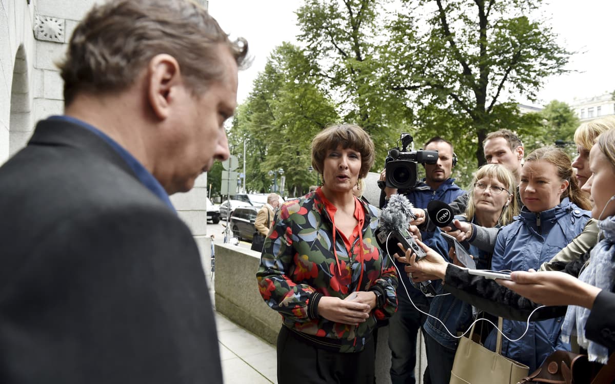 Liikenne- ja viestintäministeri Anne Berner ja Veturimiesten liiton puheenjohtaja Tero Palomäki tapasivat toimittajia liikenne- ja viestintäministeriön edustalla keskiviikkona 23. elokuuta.