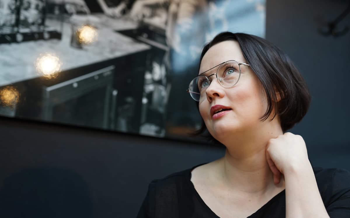 Anna Kajander istuu kahvilassa.