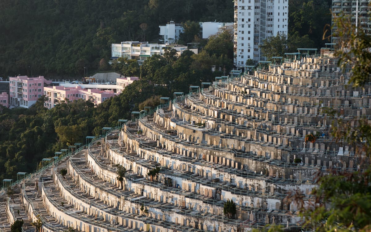 Pok Fu Lamin hautausmaa Hongkongissa 29. tammikuuta. Hallitus suosittelee "vihreitä" hautajaisia ikääntyvän väestön ja tilanpuutteen vuoksi.
