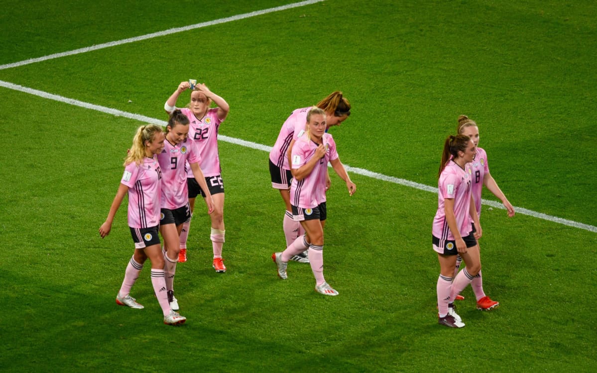Erin Cuthbert osoitti kuvaa itsestään tv-kameroille ja stadionin yleisölle Skotlannin kolmannen maalin jälkeen.