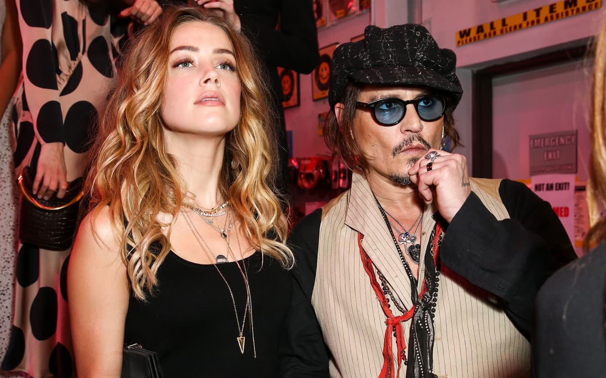 Johnny Depp ex-vaimonsa Amber Heardin kanssa Stella McCartneyn muotinäytöksessä tammikuussa 2016.