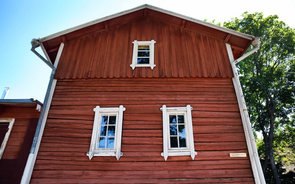 Naantalin Lill Kivirannan vanhan puolen punainen puutalorakennus.
