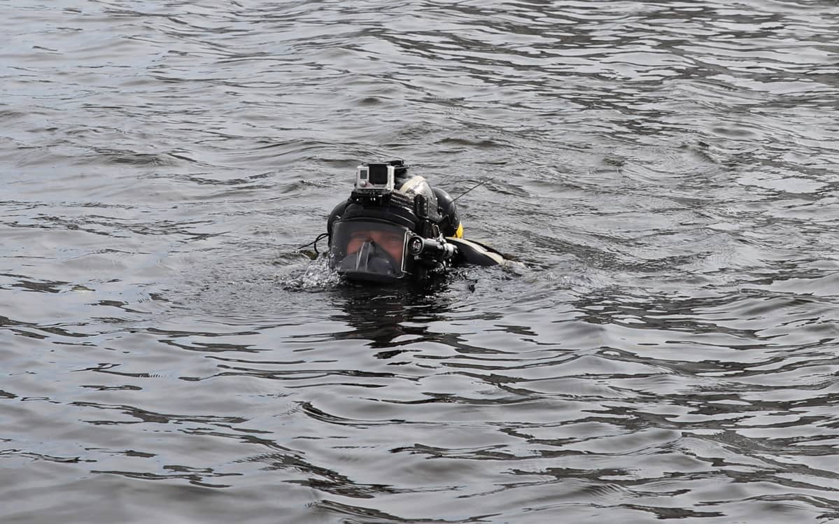 Palomies Kalle Koskela Kymenlaakson pelastuslaitokselta sukeltamassa Kotkassa.