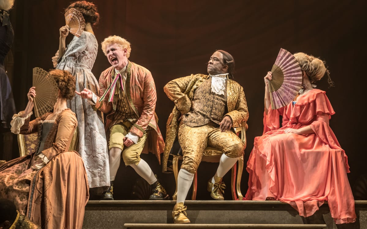 Salieri (Lucian Msamati) kadehtii Mozartin (Adam Gillen) hengiltä.