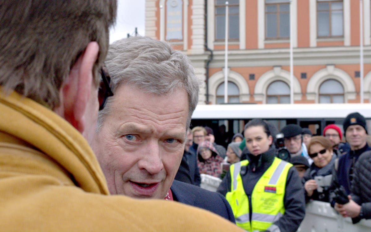 Presidentti Sauli Niinistö tapaa yleisöä Kuopion torilla.