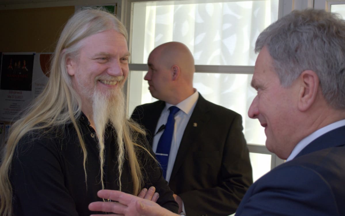Marco Hietala ja Sauli Niinistö juttelevat.