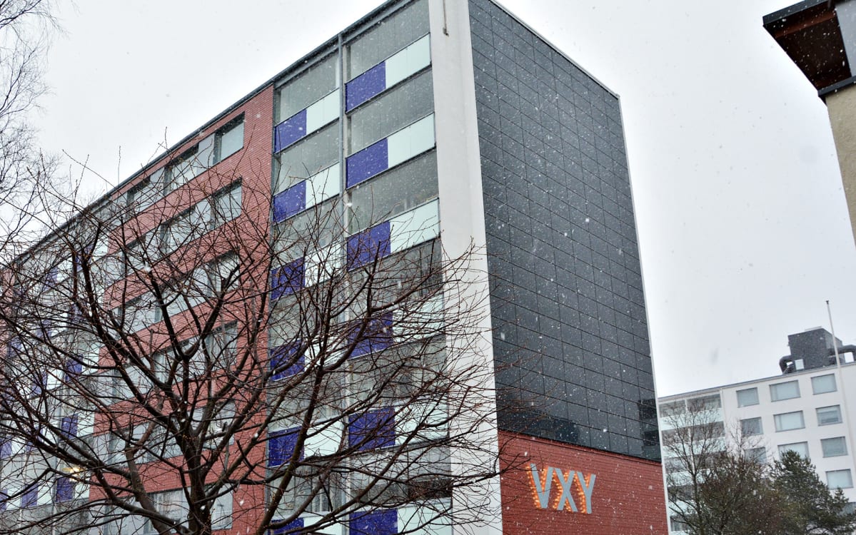 Aurinkopaneli kerrostalon päätyseinässä.