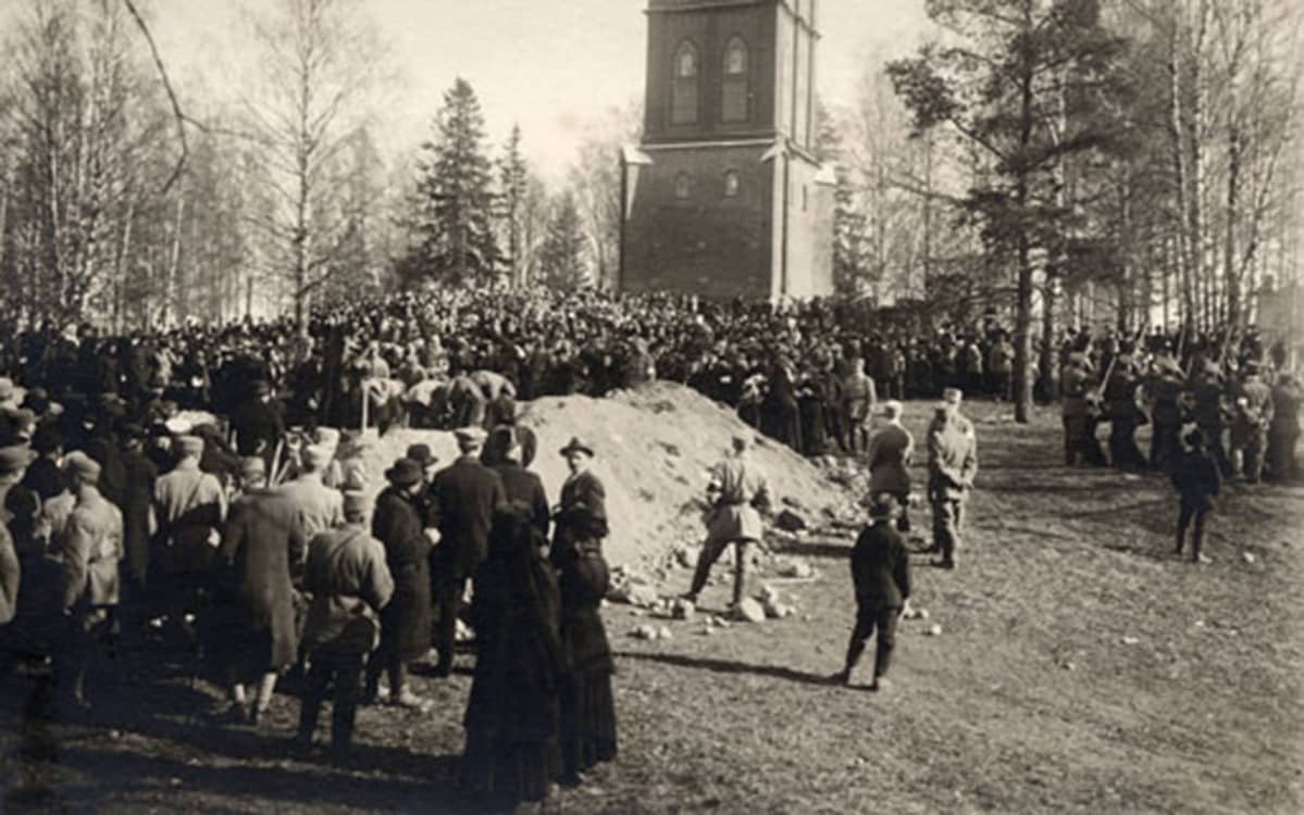 Lappeenranta, Keskuspuisto, sankarihautajaiset 1918; hautakumpu Lappeen kirkon tapulin edessä, väkeä haudalla