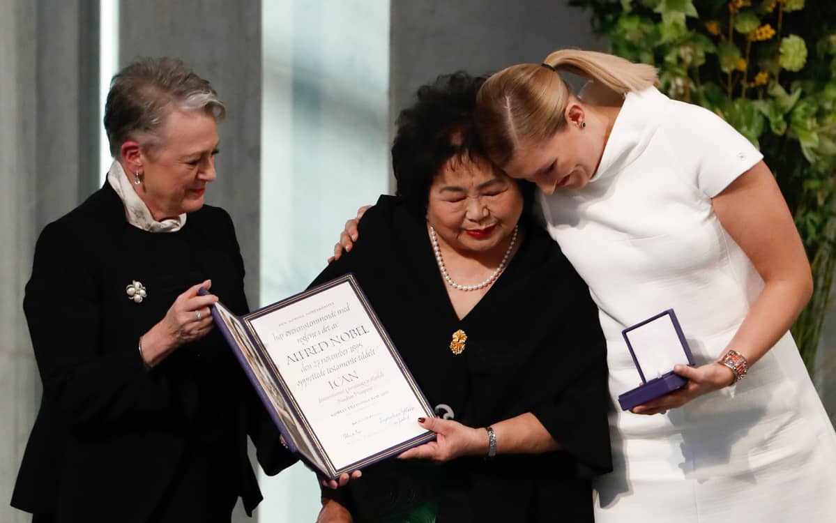 Vasemmalta lähtien Berit Reiss-Andersen, Setsuko Thurlow ja Beatrice Fihn.