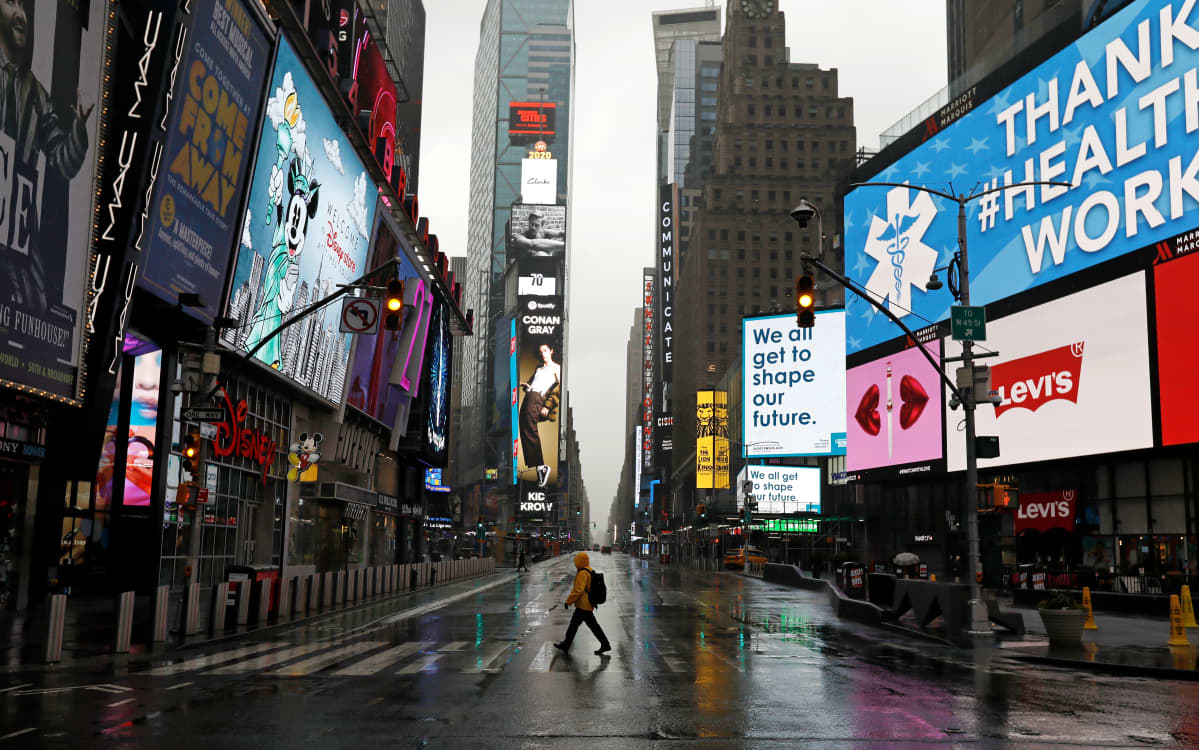 Times Squarella oli maanantaina hiljaista.