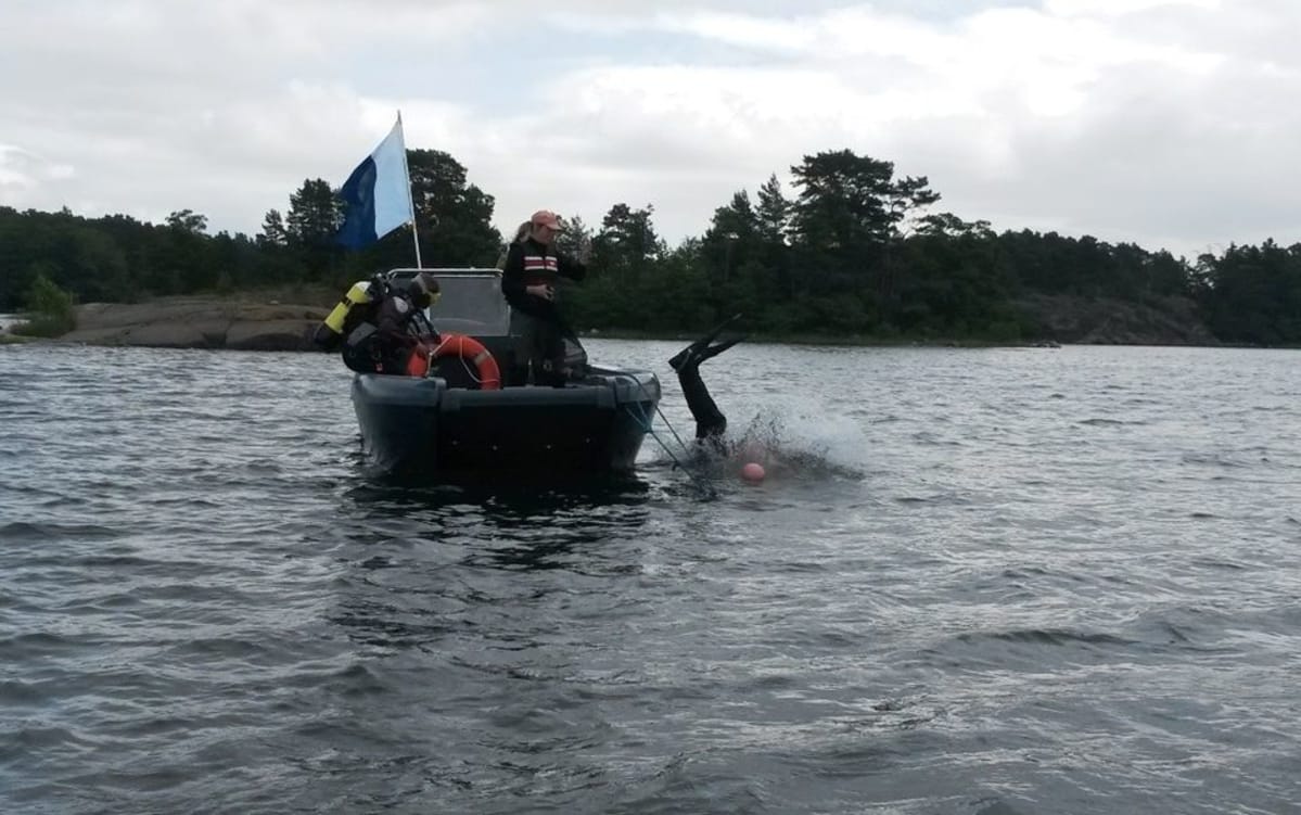 Sukeltajia Hangon Tvärminnessä, vedessä Alf Norkko, toinen sukeltaja Laura Kauppi, lippalakki päässä Tutkija Joanna Norkko